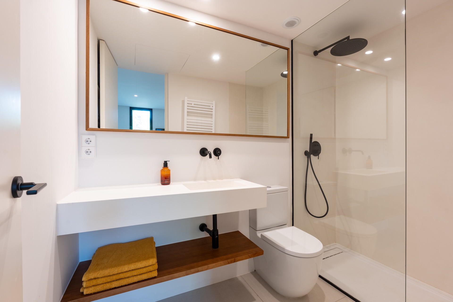 Resa Estates 3 slaapkamers Talamanca te koop sale Ibiza bathroom showe sm.jpg